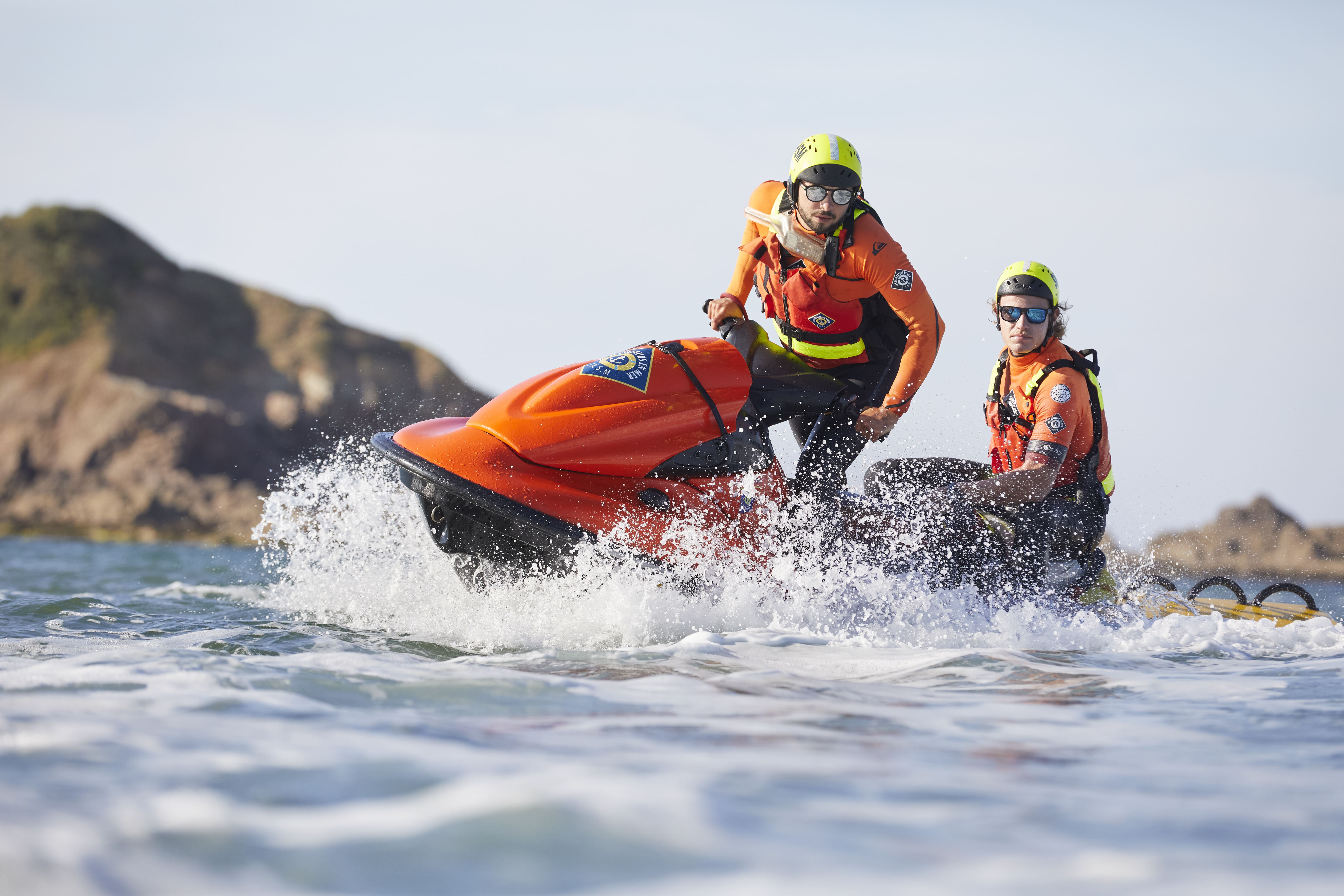 Nageurs sauveteurs sur des jet-ski
