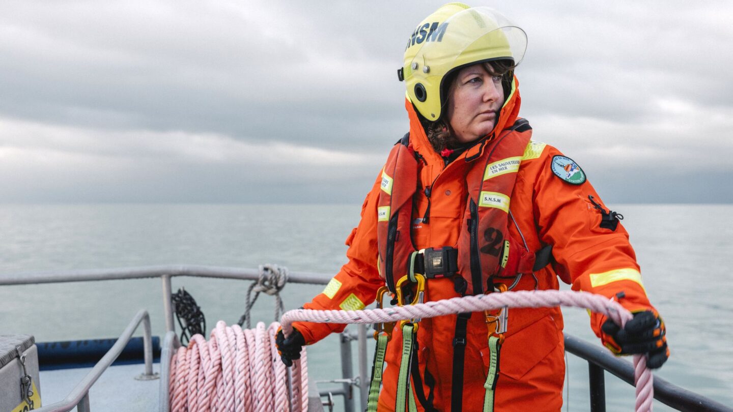 Sauveteuse en mer sur le pont d'un bateau tirant une remorque