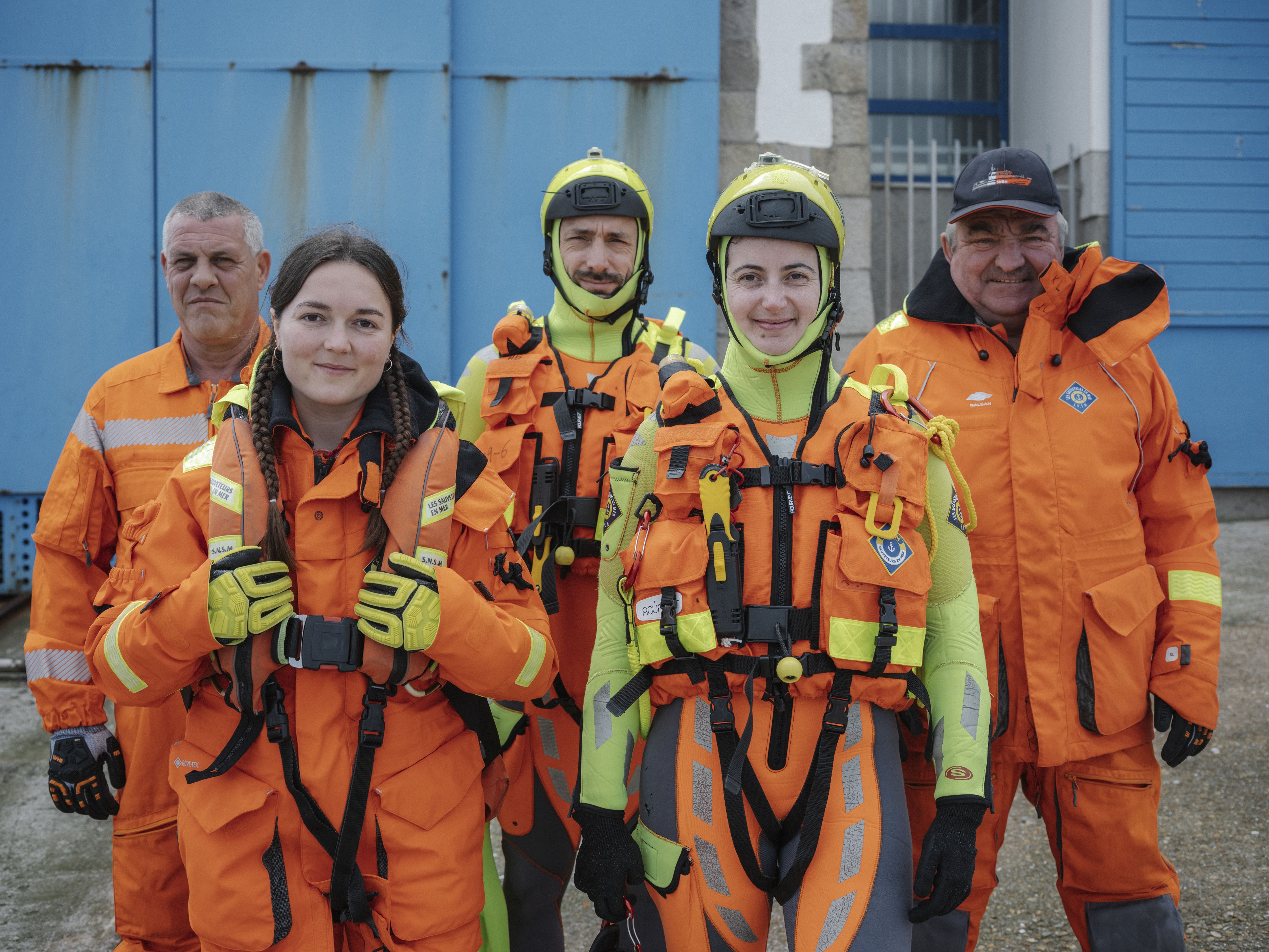 Groupe de femmes et hommes sauveteurs