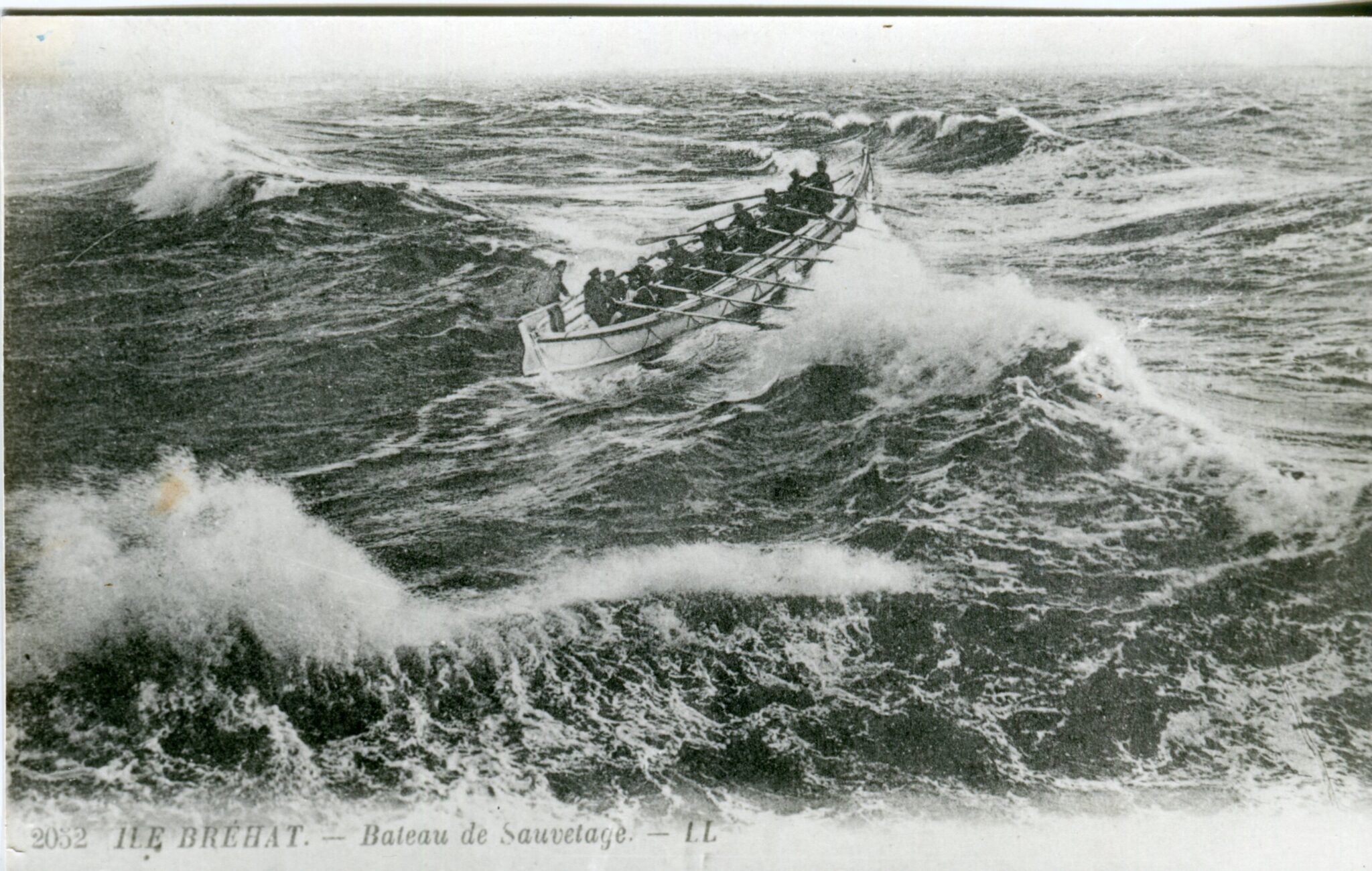 Un canot dans une mer agitée
