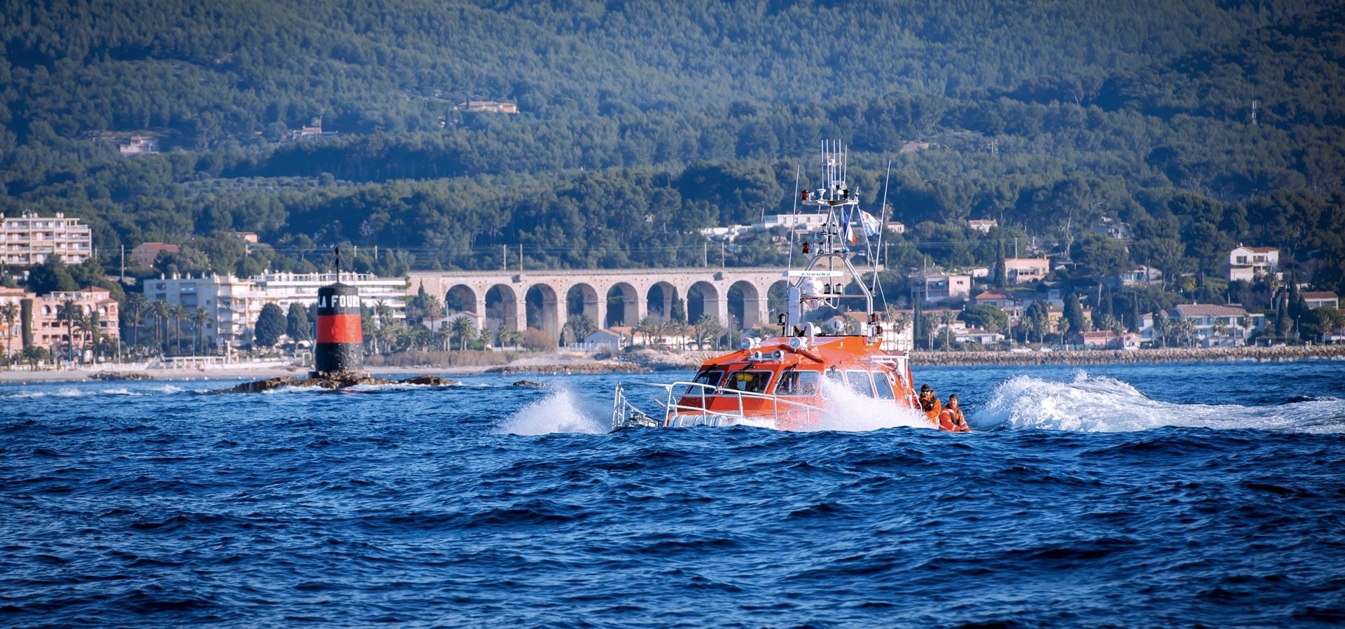 La vedette de sauvetage de Bandol dans les vagues