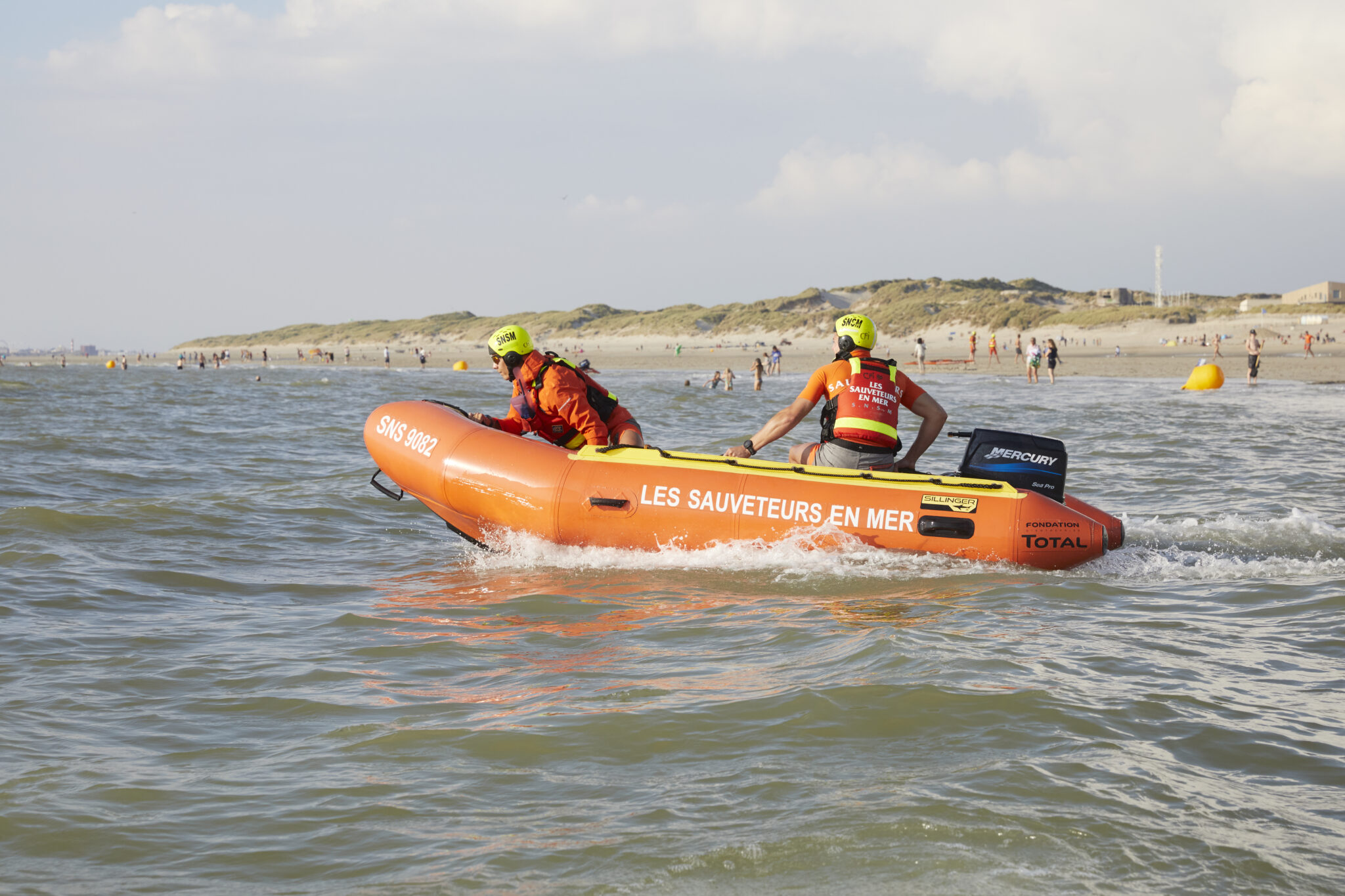 Nageurs sauveteurs partant en intervention