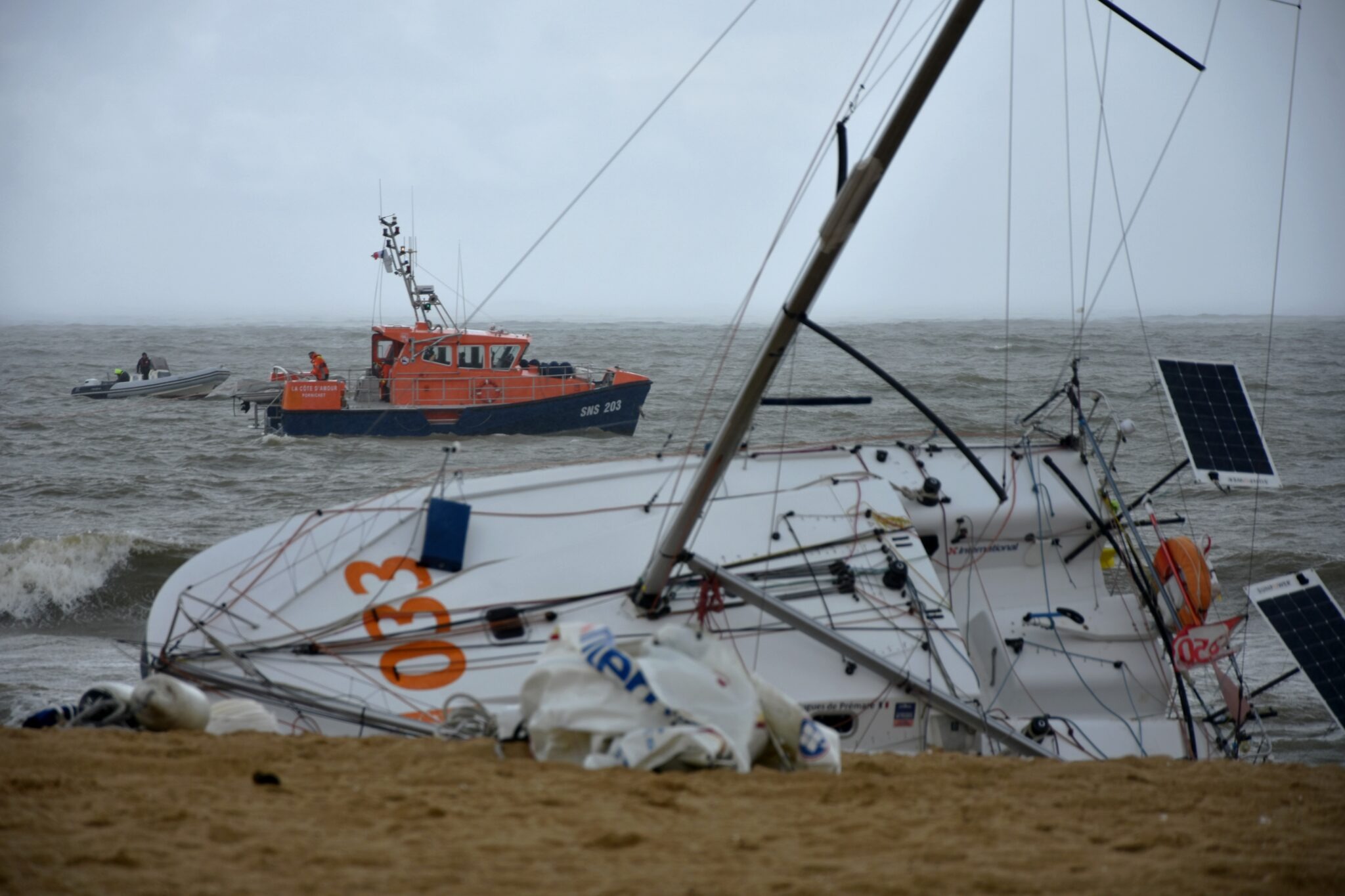 Multiples remorquages à l’arrivée d’une course de voiliers
