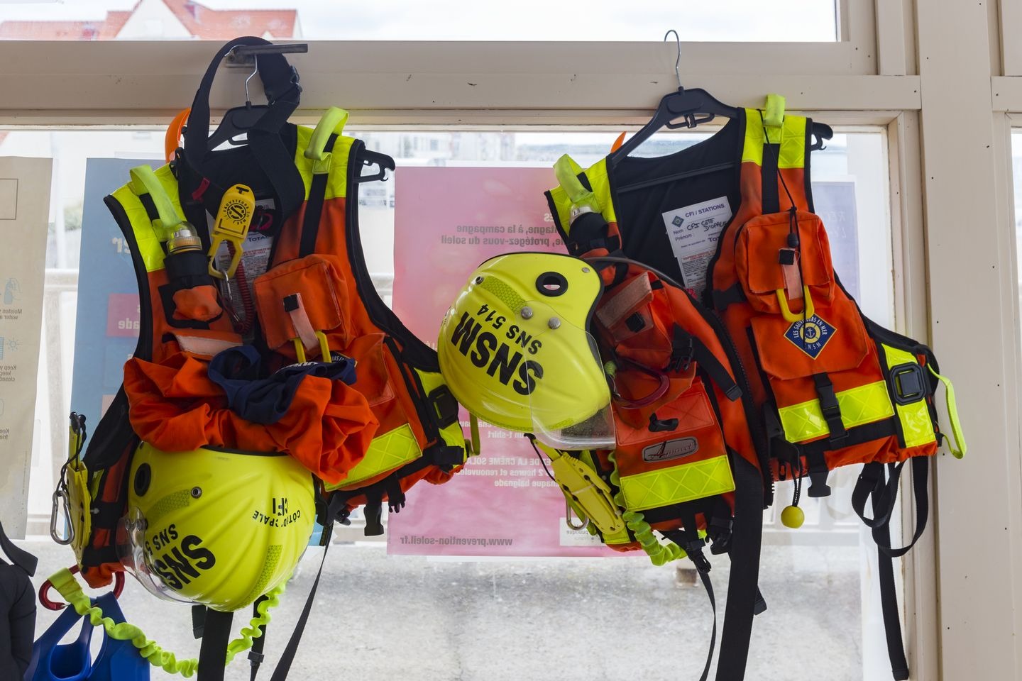 Équipements suspendus, casques et gilets de sauvetage