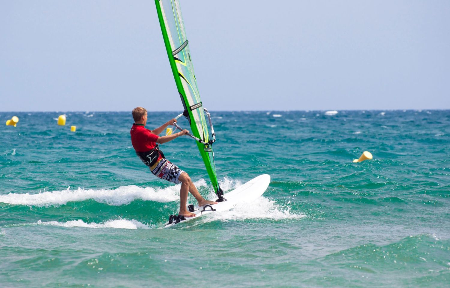 Pratiquant de planche à voile sur la mer