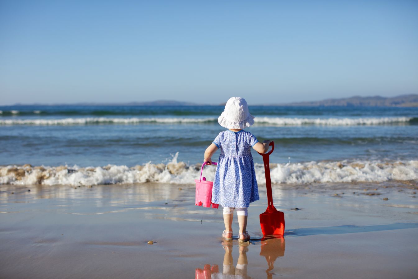 Un enfant sur la plage. Suivez les conseils de la SNSM pour passer des vacances à la mer en sécurité