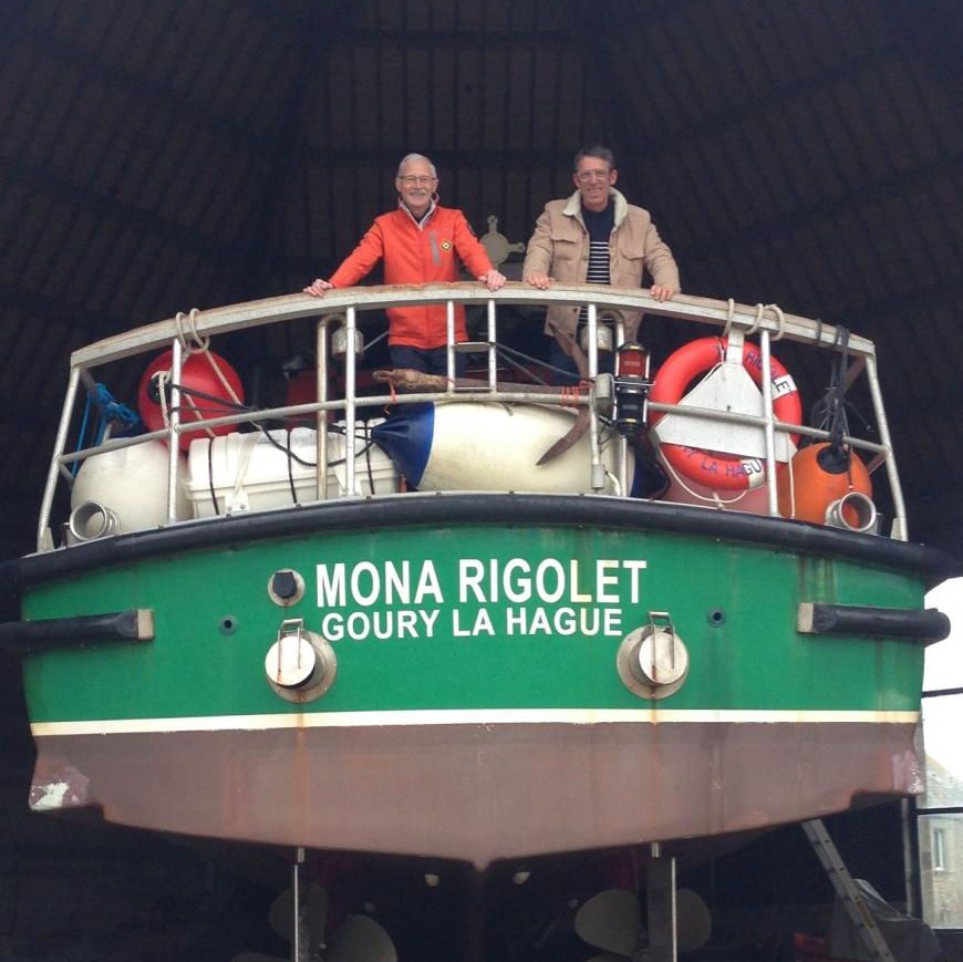 Alexis Le Tullier, président de la station de sauvetage SNSM de Goury - La Hague, pose avec Alexis L., venu remercier ses sauveteurs, sur le canot de sauvetage